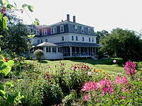 The Century-old Oakland House hotel houses the 4 dining rooms, including one for families with children.